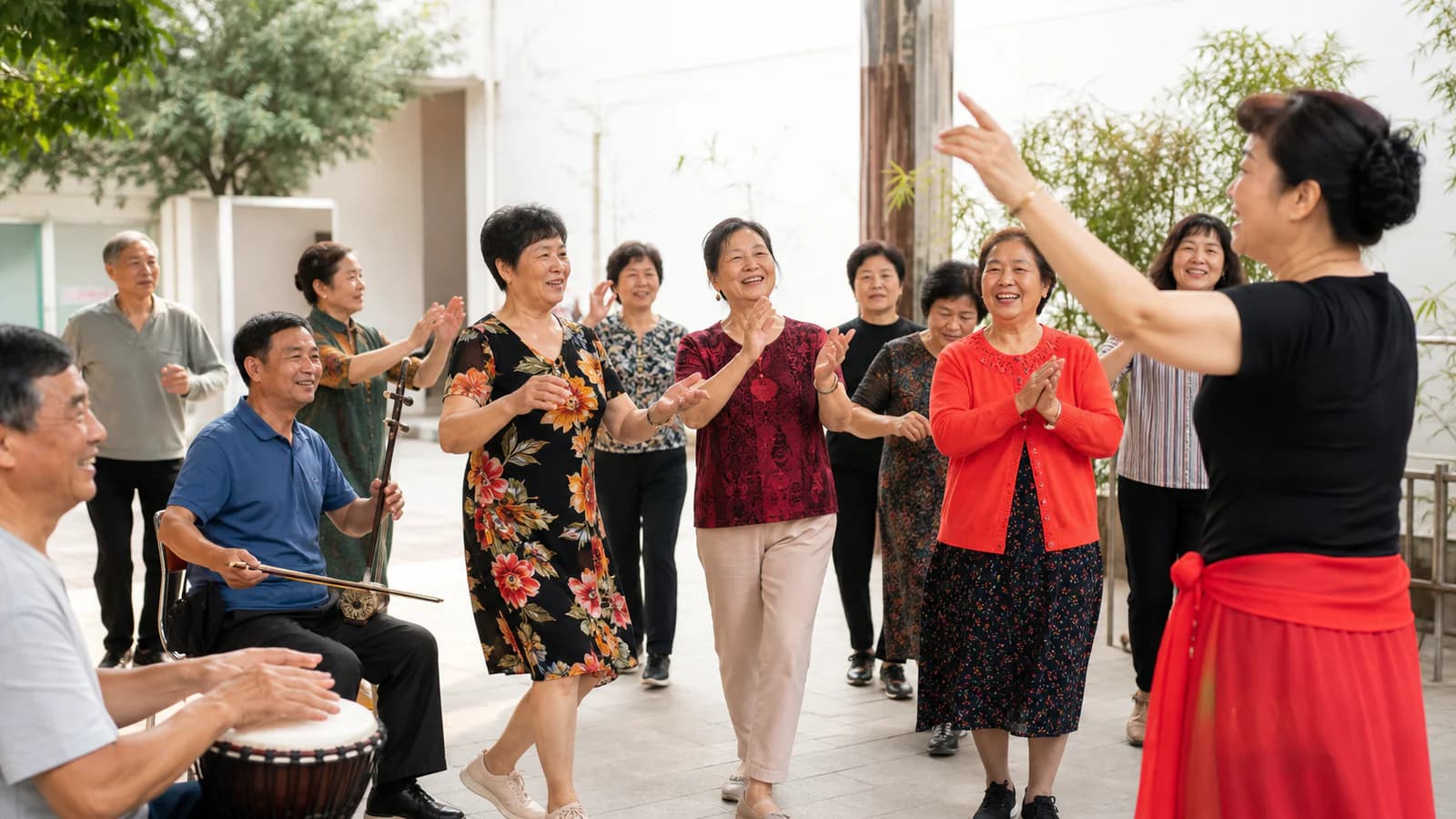 中国中老年居民在社区一起参加舞蹈和音乐活动