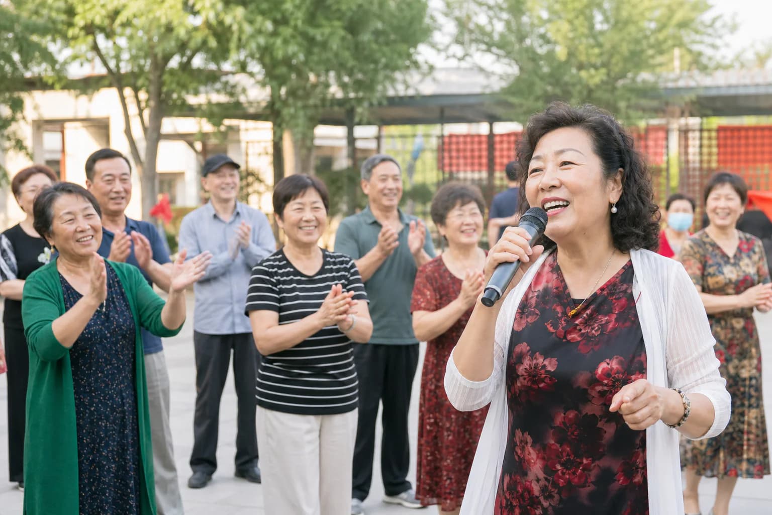 中国社区银龄伙伴在活动中唱歌并相互鼓励