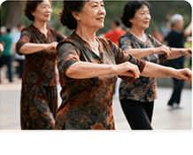 银龄文艺团队参与社区活动的现场